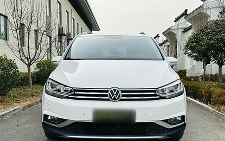 Volkswagen Touran III, 2021 год, 1 930 000 рублей, 2 фотография