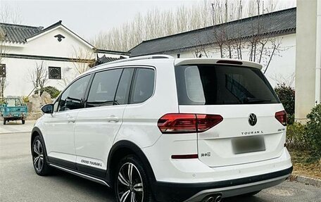 Volkswagen Touran III, 2021 год, 1 930 000 рублей, 4 фотография