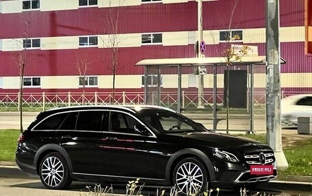 Mercedes-Benz E-Класс, 2019 год, 3 750 000 рублей, 4 фотография