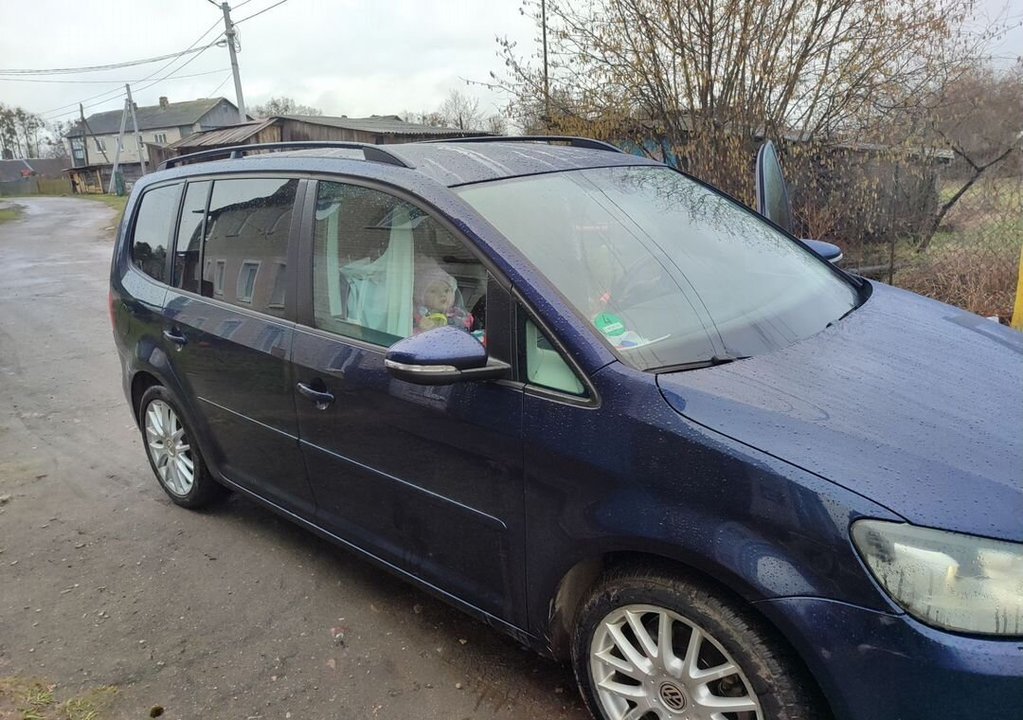 Volkswagen Touran II, 2011 год, 1 400 000 рублей, 2 фотография
