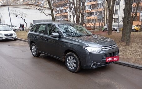 Mitsubishi Outlander III рестайлинг 3, 2014 год, 1 600 000 рублей, 2 фотография