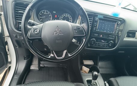 Mitsubishi Outlander III рестайлинг 3, 2015 год, 1 700 000 рублей, 16 фотография