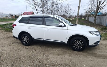 Mitsubishi Outlander III рестайлинг 3, 2015 год, 1 700 000 рублей, 14 фотография