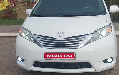 Toyota Sienna III, 2010 год, 2 370 000 рублей, 1 фотография