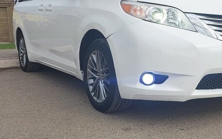 Toyota Sienna III, 2010 год, 2 370 000 рублей, 3 фотография