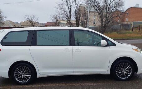 Toyota Sienna III, 2010 год, 2 370 000 рублей, 7 фотография