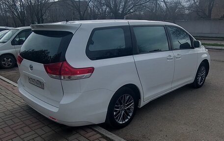 Toyota Sienna III, 2010 год, 2 370 000 рублей, 4 фотография