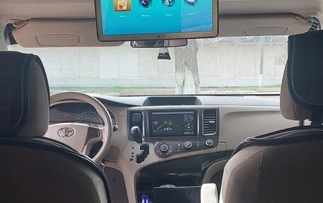 Toyota Sienna III, 2010 год, 2 370 000 рублей, 6 фотография