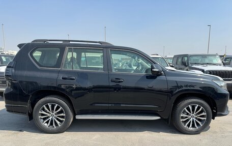 Toyota Land Cruiser Prado 150 рестайлинг 2, 2022 год, 8 490 000 рублей, 3 фотография