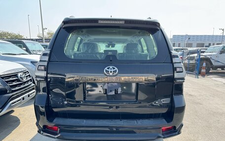 Toyota Land Cruiser Prado 150 рестайлинг 2, 2022 год, 8 490 000 рублей, 4 фотография