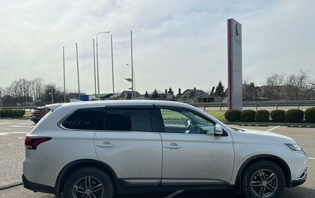 Mitsubishi Outlander III рестайлинг 3, 2019 год, 2 350 000 рублей, 3 фотография