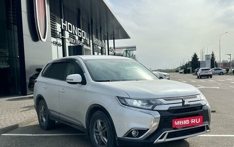 Mitsubishi Outlander III рестайлинг 3, 2019 год, 2 350 000 рублей, 2 фотография
