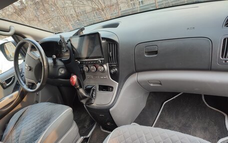 Hyundai H-1 II рестайлинг, 2008 год, 1 261 000 рублей, 11 фотография