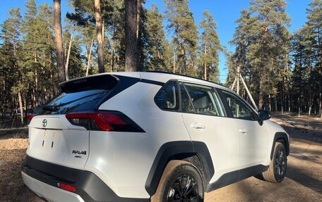 Toyota RAV4, 2024 год, 4 300 000 рублей, 3 фотография