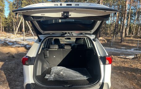 Toyota RAV4, 2024 год, 4 300 000 рублей, 8 фотография