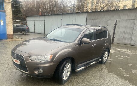 Mitsubishi Outlander III рестайлинг 3, 2012 год, 1 590 000 рублей, 2 фотография