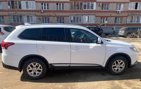 Mitsubishi Outlander III рестайлинг 3, 2018 год, 1 600 000 рублей, 3 фотография