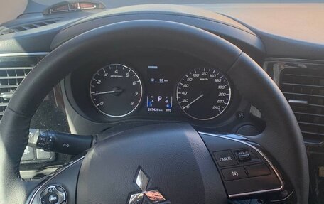 Mitsubishi Outlander III рестайлинг 3, 2018 год, 1 600 000 рублей, 5 фотография