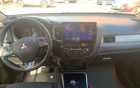 Mitsubishi Outlander III рестайлинг 3, 2018 год, 1 600 000 рублей, 6 фотография