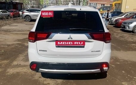 Mitsubishi Outlander III рестайлинг 3, 2018 год, 1 600 000 рублей, 4 фотография