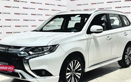 Mitsubishi Outlander III рестайлинг 3, 2022 год, 3 690 000 рублей, 2 фотография