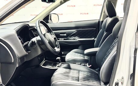 Mitsubishi Outlander III рестайлинг 3, 2022 год, 3 690 000 рублей, 11 фотография