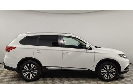 Mitsubishi Outlander III рестайлинг 3, 2019 год, 2 096 667 рублей, 4 фотография