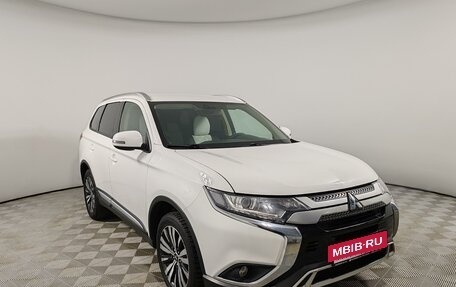 Mitsubishi Outlander III рестайлинг 3, 2019 год, 2 096 667 рублей, 3 фотография