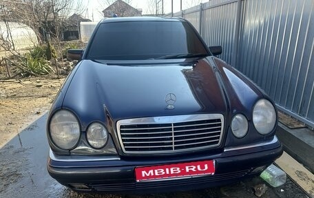 Mercedes-Benz E-Класс, 1997 год, 550 000 рублей, 1 фотография