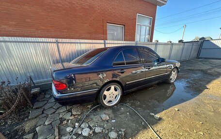 Mercedes-Benz E-Класс, 1997 год, 550 000 рублей, 3 фотография