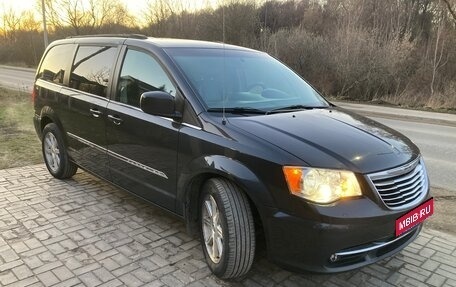 Chrysler Town & Country V рестайлинг, 2012 год, 1 800 000 рублей, 1 фотография