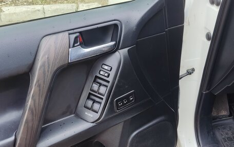Toyota Land Cruiser Prado 150 рестайлинг 2, 2016 год, 3 100 000 рублей, 14 фотография