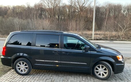 Chrysler Town & Country V рестайлинг, 2012 год, 1 800 000 рублей, 2 фотография