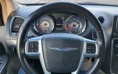 Chrysler Town & Country V рестайлинг, 2012 год, 1 800 000 рублей, 12 фотография