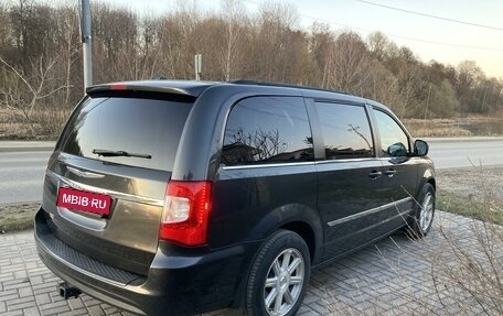 Chrysler Town & Country V рестайлинг, 2012 год, 1 800 000 рублей, 5 фотография