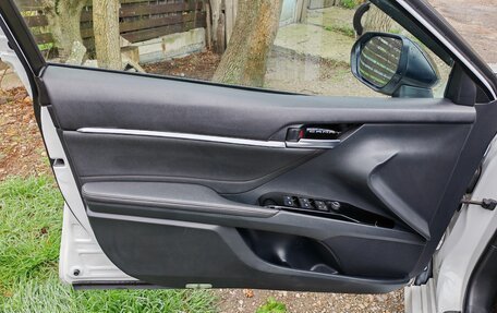 Toyota Camry, 2018 год, 3 150 000 рублей, 18 фотография