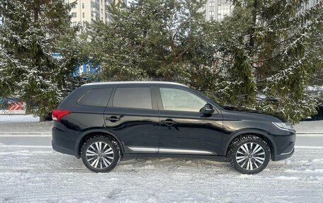 Mitsubishi Outlander III рестайлинг 3, 2018 год, 1 559 000 рублей, 5 фотография