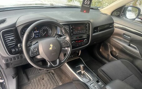 Mitsubishi Outlander III рестайлинг 3, 2018 год, 1 559 000 рублей, 10 фотография