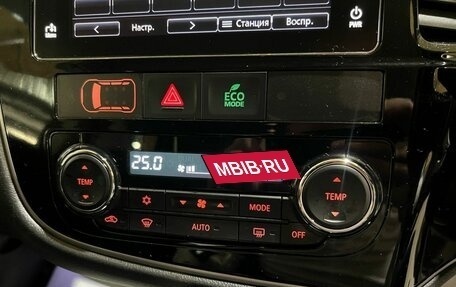 Mitsubishi Outlander III рестайлинг 3, 2015 год, 26 фотография