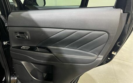 Mitsubishi Outlander III рестайлинг 3, 2015 год, 37 фотография