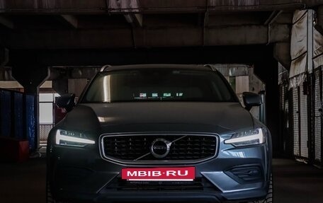 Volvo V60 Cross Country II, 2020 год, 3 550 000 рублей, 2 фотография