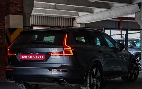 Volvo V60 Cross Country II, 2020 год, 3 550 000 рублей, 5 фотография