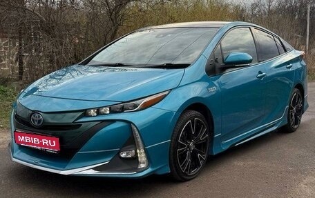 Toyota Prius IV XW50, 2017 год, 2 350 000 рублей, 1 фотография