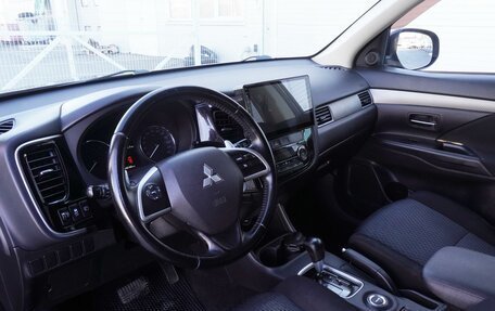 Mitsubishi Outlander III рестайлинг 3, 2013 год, 1 384 000 рублей, 10 фотография