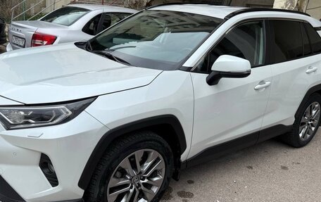 Toyota RAV4, 2021 год, 3 990 000 рублей, 3 фотография