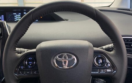Toyota Prius IV XW50, 2016 год, 1 600 000 рублей, 1 фотография