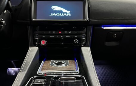 Jaguar F-Pace, 2017 год, 3 599 000 рублей, 27 фотография