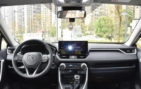 Toyota RAV4, 2024 год, 3 350 000 рублей, 10 фотография
