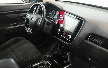 Mitsubishi Outlander III рестайлинг 3, 2021 год, 2 500 000 рублей, 13 фотография