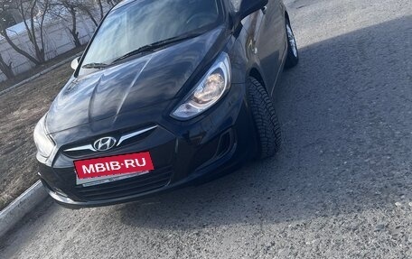Hyundai Solaris II рестайлинг, 2013 год, 900 000 рублей, 3 фотография